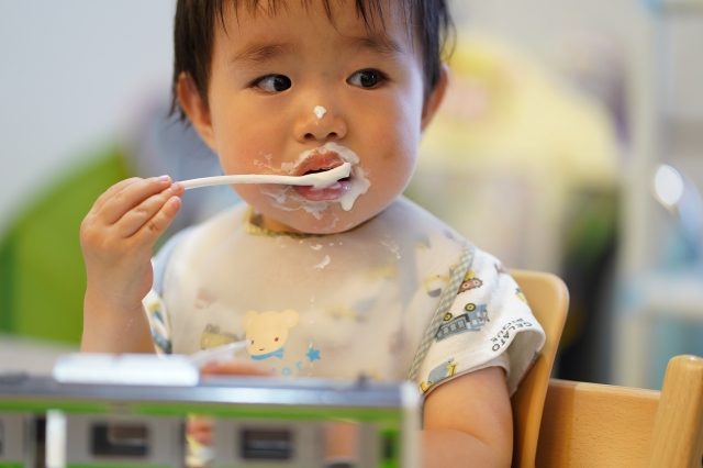 赤ちゃんに普通のご飯は何歳から？あげる時の注意点と上手に食べてもらう3つの工夫！｜生活の知恵大全